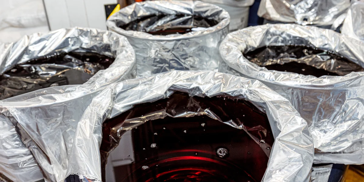 Как только возникает необходимость в выпуске новой партии сока, мешки вскрывают, содержимое загружают в купажную ёмкость, фильтруют, пастеризуют и отправляют на розлив