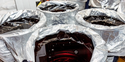 Как только возникает необходимость в выпуске новой партии сока, мешки вскрывают, содержимое загружают в купажную ёмкость, фильтруют, пастеризуют и отправляют на розлив