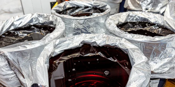 Как только возникает необходимость в выпуске новой партии сока, мешки вскрывают, содержимое загружают в купажную ёмкость, фильтруют, пастеризуют и отправляют на розлив