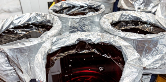 Как только возникает необходимость в выпуске новой партии сока, мешки вскрывают, содержимое загружают в купажную ёмкость, фильтруют, пастеризуют и отправляют на розлив