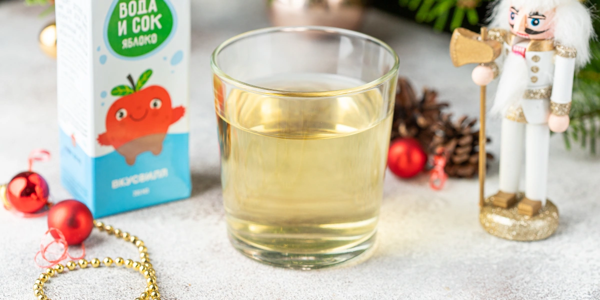 В ассортименте сокосодержащего напитка ВкусВилл «Вода и сок» два вкуса: «Яблоко» и «Яблоко-груша»