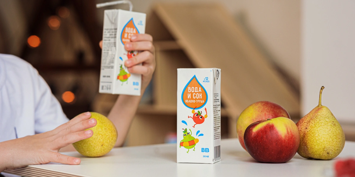 В ассортименте сокосодержащего напитка ВкусВилл «Вода и сок» два вкуса: «Яблоко» и «Яблоко-груша»