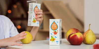 В ассортименте сокосодержащего напитка ВкусВилл «Вода и сок» два вкуса: «Яблоко» и «Яблоко-груша»