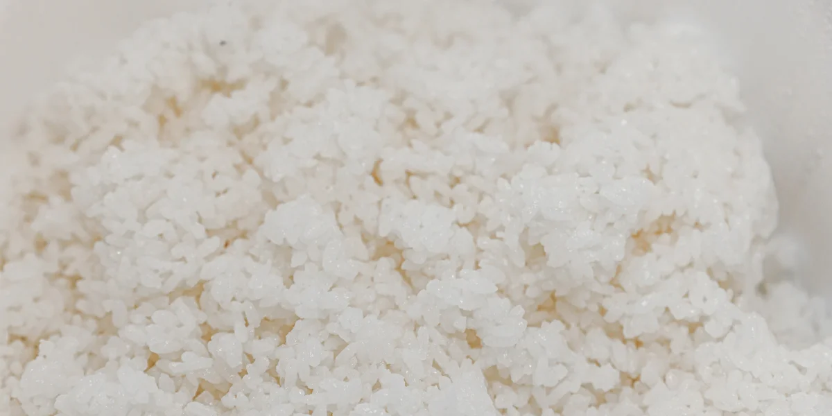 Рецепт приготовления риса для роллов на производстве под строгим секретом. Съёмочная группа ВкусВилла шутит: «Наверное поэтому его и варят ночью»