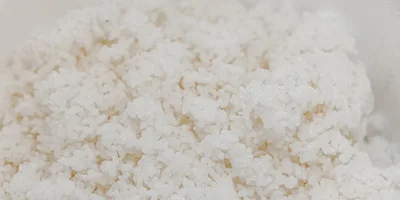 Рецепт приготовления риса для роллов на производстве под строгим секретом. Съёмочная группа ВкусВилла шутит: «Наверное поэтому его и варят ночью»