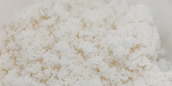 Рецепт приготовления риса для роллов на производстве под строгим секретом. Съёмочная группа ВкусВилла шутит: «Наверное поэтому его и варят ночью»