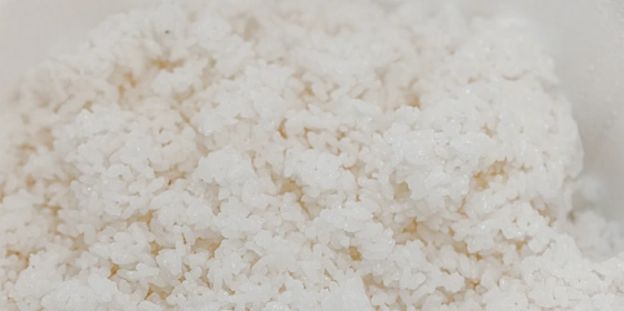 Рецепт приготовления риса для&nbsp;роллов на&nbsp;производстве под&nbsp;строгим секретом. Съёмочная группа ВкусВилла шутит: «Наверное поэтому его и&nbsp;варят ночью»