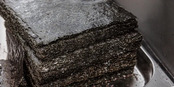 Листы водорослей нори привозят в «Йуми» прямиком из Китая