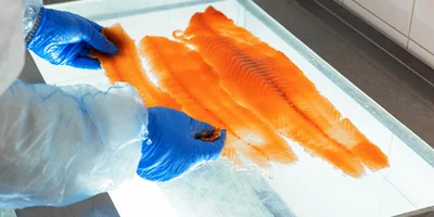 Рыба — продукт повышенной опасности, поэтому каждая партия сырья проверяется. Тушки выборочно разрезают и просвечивают на инспекционном столе, чтобы исключить наличие гельминтов