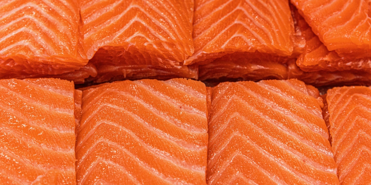 Эти красивые и&nbsp;ровные кусочки сёмги пойдут на&nbsp;приготовление одного из&nbsp;самых популярных роллов — ролла «Филадельфия»