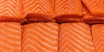 Эти красивые и ровные кусочки сёмги пойдут на приготовление одного из самых популярных роллов — ролла «Филадельфия»