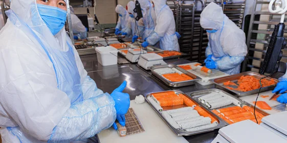 Сушисты ровно и аккуратно собирают роллы