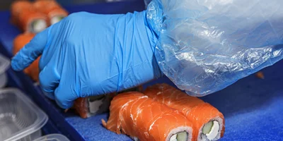 На участке нарезки и упаковки роллов блюдо комплектуют имбирём, соевым соусом и васаби, а роллы с помощью острого ножа разрезают на порции