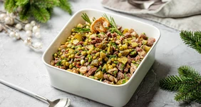 Салат с мясом, шампиньонами и зелёным горошком