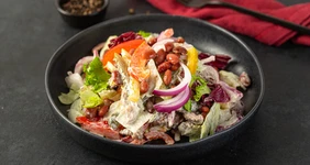 Мясной салат с говядиной, фасолью и огурчиками