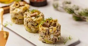 Салат с языком, огурцами и картофелем