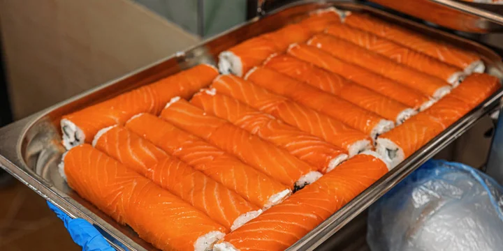 19 тысяч порций ежедневно: как делают роллы для ВкусВилла