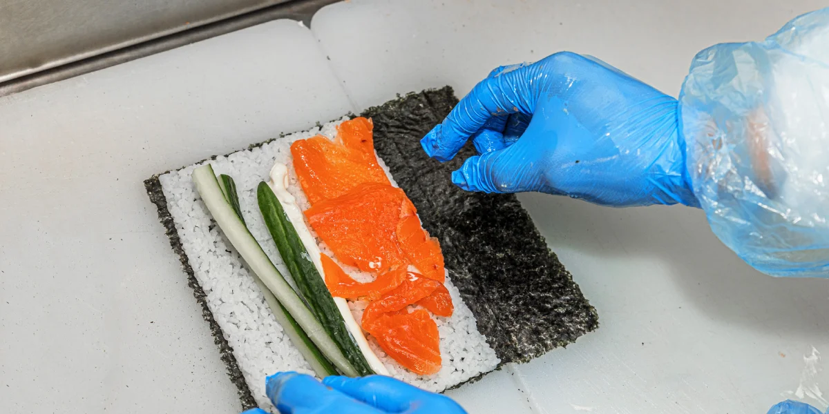 Для ускорения процесса работы сушистов уже заготовлены все необходимые ингредиенты. Осталось только контрольно их взвесить и выложить на рис