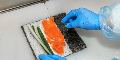 Для ускорения процесса работы сушистов уже заготовлены все необходимые ингредиенты. Осталось только контрольно их взвесить и выложить на рис