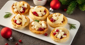 Волованы с козьим сыром и брусникой