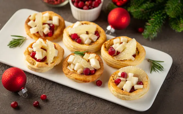 Волованы с&nbsp;козьим сыром и&nbsp;брусникой