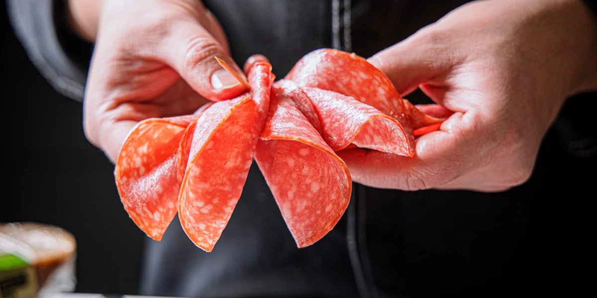 А лепестки сырокопчёной колбасы «Монреаль» наш бренд-шеф решил соединить с помощью зубочистки