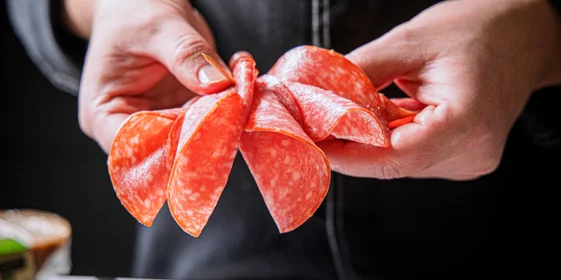 А лепестки сырокопчёной колбасы «Монреаль» наш бренд-шеф решил соединить с помощью зубочистки