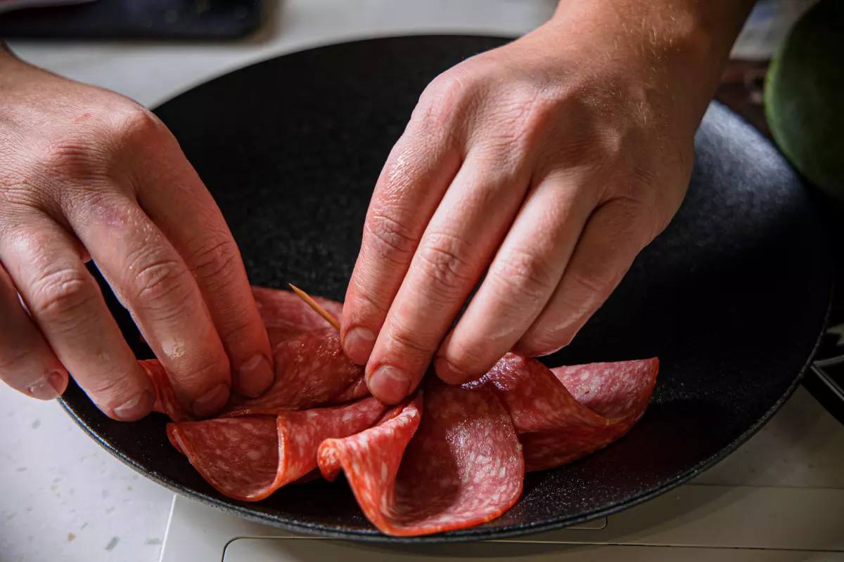 Сочная, нежная, деликатно пряная, нарезанная аккуратными слайсами, эта колбаса отлично дополнит мясную тарелку