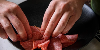 Сочная, нежная, деликатно пряная, нарезанная аккуратными слайсами, эта колбаса отлично дополнит мясную тарелку