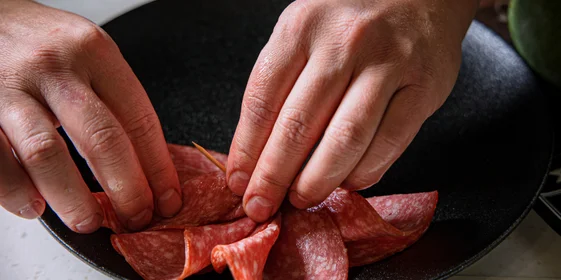 Сочная, нежная, деликатно пряная, нарезанная аккуратными слайсами, эта колбаса отлично дополнит мясную тарелку