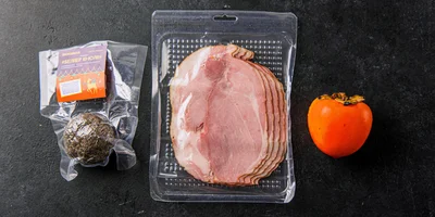 Эта закуска — взрыв вкусов: солёный и пряный сыр вместе со сладкой и сочной хурмой, выложенные на нейтральный Котто