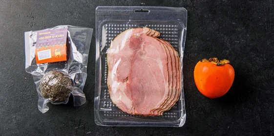 Эта закуска — взрыв вкусов: солёный и пряный сыр вместе со сладкой и сочной хурмой, выложенные на нейтральный Котто