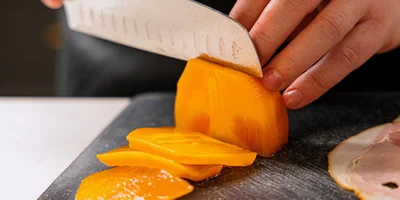 Очистите хурму от шкурки, нарежьте маленькими кусочками