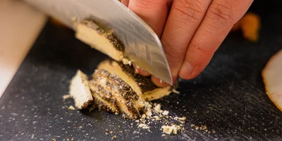 Сыр мелко порубите