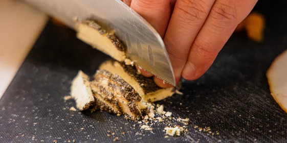 Сыр мелко порубите