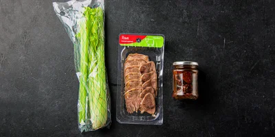 Если предпочитаете варить язык самостоятельно, то поместите его в сильно кипящую воду. Так вкус мяса запечатается внутри, а не уйдёт в бульон