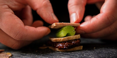 Нарежьте одинаковыми кусочками говяжий язык и&nbsp;сельдерей. Выньте томаты из&nbsp;баночки и&nbsp;дайте маслу стечь