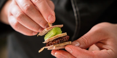 Наколите все ингредиенты на&nbsp;шпажку