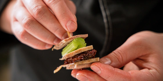 Наколите все ингредиенты на&nbsp;шпажку