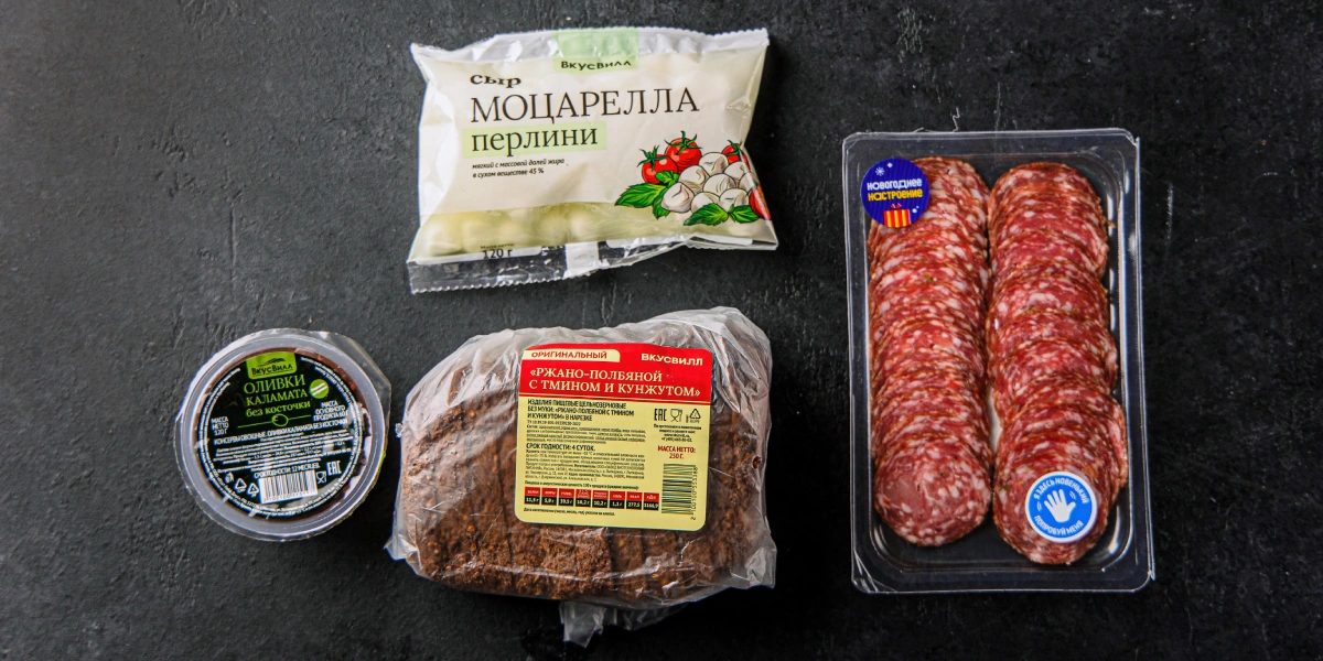 Всеми любимый острый вкус халапеньо ВкусВилл добавил в&nbsp;эту сырокопчёную колбасу. Оттеним её остроту в&nbsp;канапе с&nbsp;оливками, сыром моцарелла перлини и&nbsp;зерновым хлебом