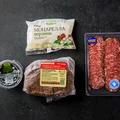 Всеми любимый острый вкус халапеньо ВкусВилл добавил в эту сырокопчёную колбасу. Оттеним её остроту в канапе с оливками, сыром моцарелла перлини и зерновым хлебом