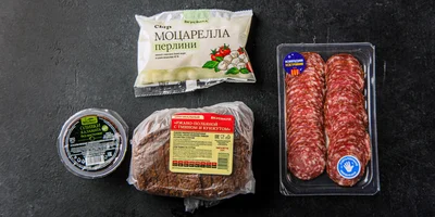 Всеми любимый острый вкус халапеньо ВкусВилл добавил в эту сырокопчёную колбасу. Оттеним её остроту в канапе с оливками, сыром моцарелла перлини и зерновым хлебом