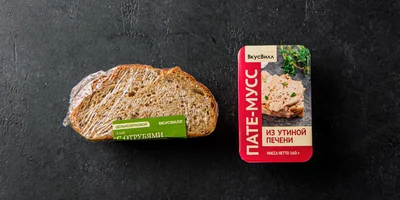 В этой закуске, которая прекрасно дополнит праздничный стол, на контрасте соединены хрустящий хлеб и бархатистая консистенция пате-мусса из печени утят