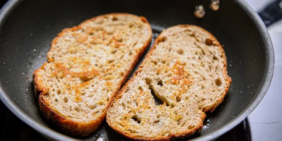 Подрумяньте хлеб с двух сторон на горячей сковороде, добавив ароматное оливковое масло