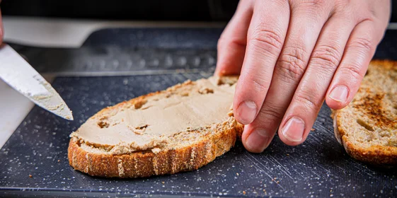 Намажьте патте-мусс на хлеб