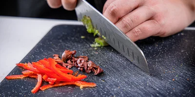 Мелко порубите сельдерей, оливки и перец