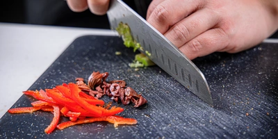 Мелко порубите сельдерей, оливки и&nbsp;перец