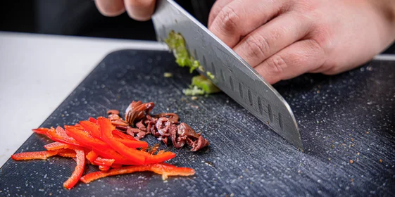 Мелко порубите сельдерей, оливки и перец