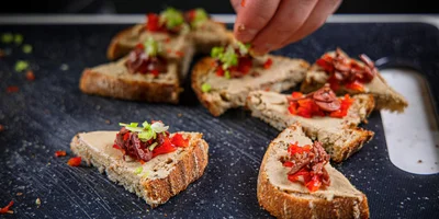 Сверху украсьте нарезанными овощами