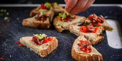 Сверху украсьте нарезанными овощами